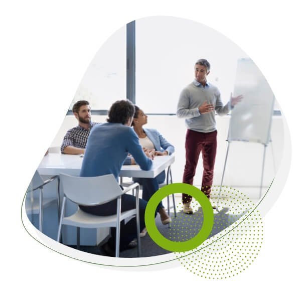Grupo de personas trabajando en proyecto de sostenibilidad.